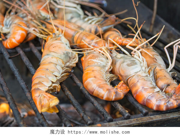 烤淡水虾在火焰图片